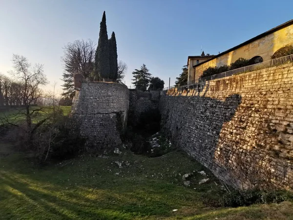 Brescia Castle, protective walls and tower in a beautiful sunny day — 스톡 사진