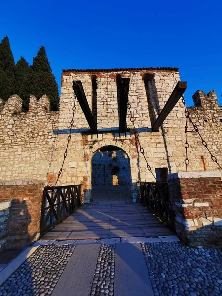 Brescia Castle, protective walls and tower in a beautiful sunny day — 스톡 사진