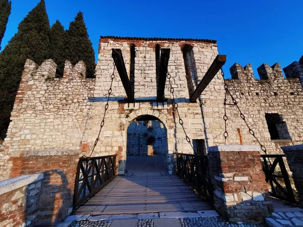 Castello di Brescia, mura protettive e torre in una bella giornata di sole — Foto Stock