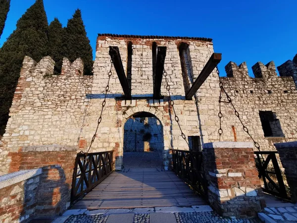 Castello di Brescia, mura protettive e torre in una bella giornata di sole — Foto Stock