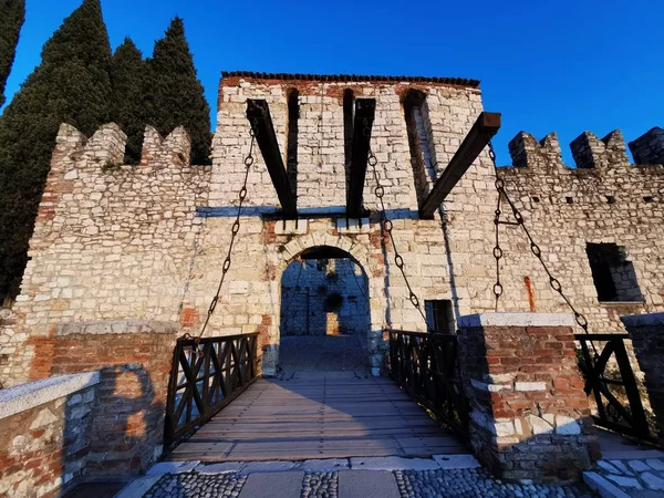 Brescia Castle, protective walls and tower in a beautiful sunny day — 스톡 사진