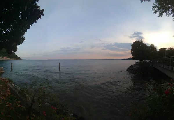Panorama du lac garda dans une belle journée ensoleillée de quai — Photo