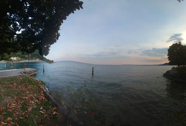 Panorama of lake garda in beautiful quay sunny day — Stock Photo, Image