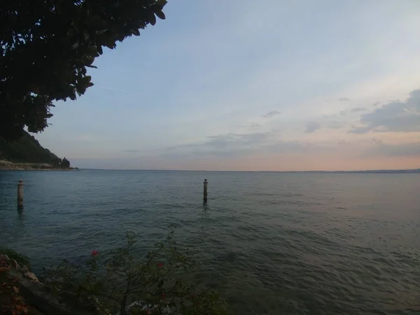 Panorama do lago garda em belo cais dia ensolarado — Fotografia de Stock