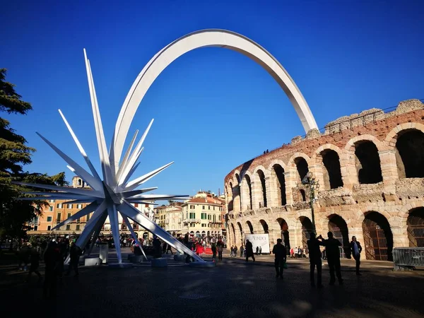 Verona panoráma arénával és fehér karácsonyi csillag a karácsonyi időszakban — Stock Fotó