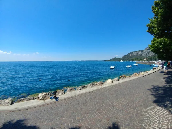 Panorama del lago Garda en hermoso muelle día soleado — Foto de Stock