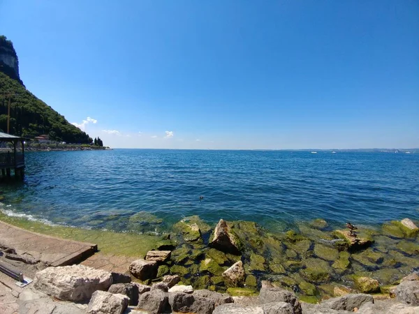 Panorama del lago Garda en hermoso muelle día soleado — Foto de Stock