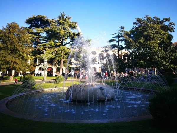 Verona sujetador plaza fuente de agua en día soleado — Foto de Stock