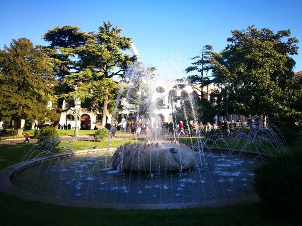 Verona sutiã plaza fonte de água em dia ensolarado — Fotografia de Stock