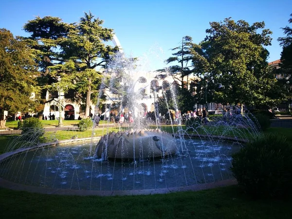 Verona sujetador plaza fuente de agua en día soleado — Foto de Stock