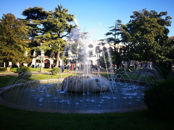 晴れた日のヴェロナ・ブラザ広場の噴水 — ストック写真