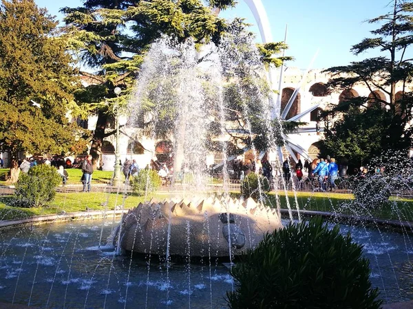 Verona sutiã plaza fonte de água em dia ensolarado — Fotografia de Stock