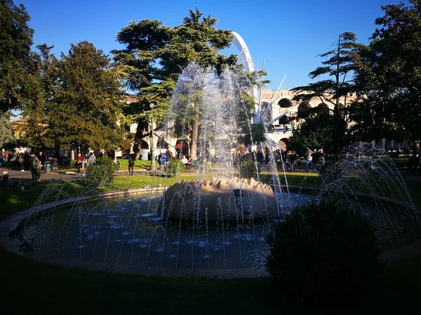 Verona bh plaza vatten fontän i solig dag — Stockfoto