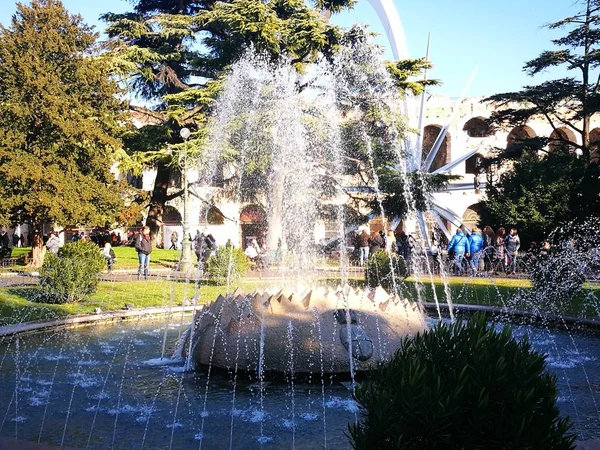 Verona sujetador plaza fuente de agua en día soleado —  Fotos de Stock