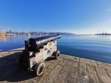 La spezia Limanı rıhtımındaki tramvayda eski paslı top.