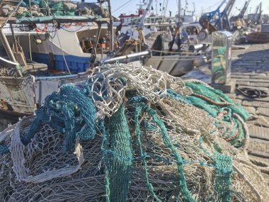 Limandaki rıhtımda bir sepetin içine örülmüş balık ağı.