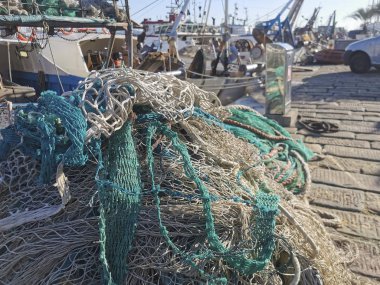 Limandaki rıhtımda bir sepetin içine örülmüş balık ağı.