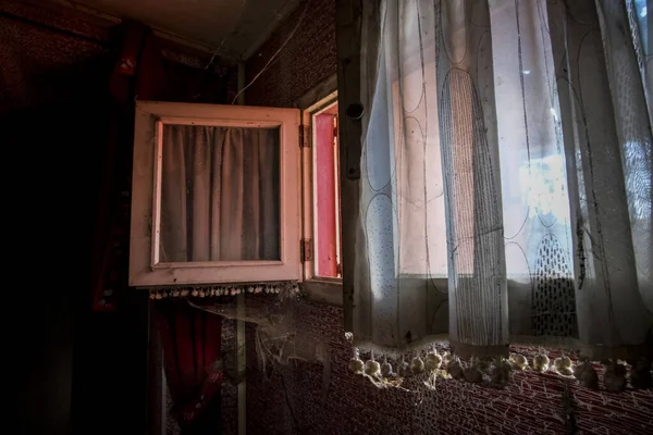 Corridoio con vecchie tende rosse e polvere di finestra — Foto Stock