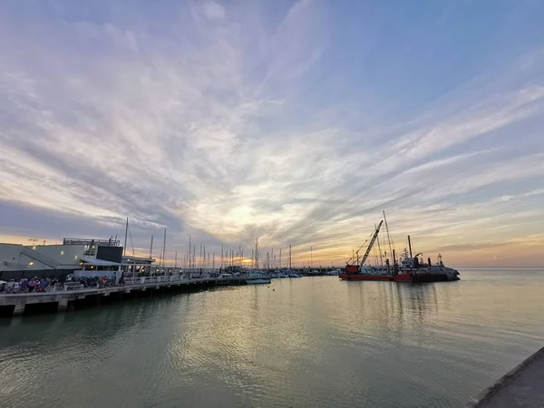 Cervia Milano Marittima Kanalı Güzel gün batımı Dalgalar ve rıhtımla — Stok fotoğraf