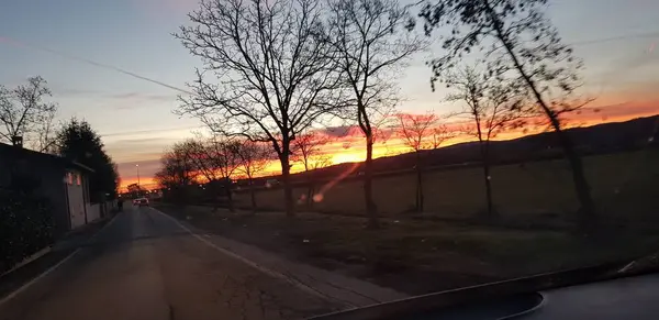 Bellissimo tramonto su verde strada collinare — Foto Stock