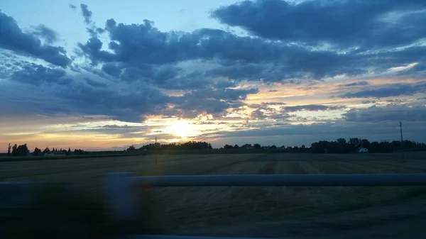 Mooie zonsondergang over groene heuvel weg — Stockfoto