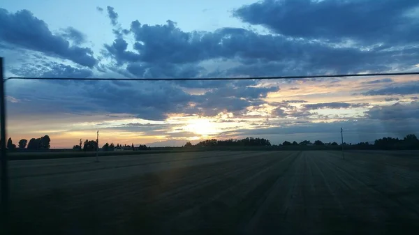 Красивый закат над зеленой горной дорогой — стоковое фото