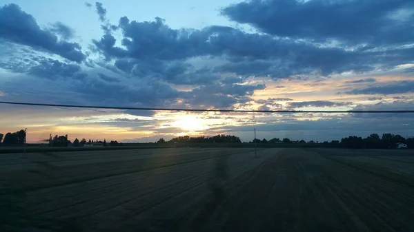 Magnifique coucher de soleil sur route verdoyante colline — Photo