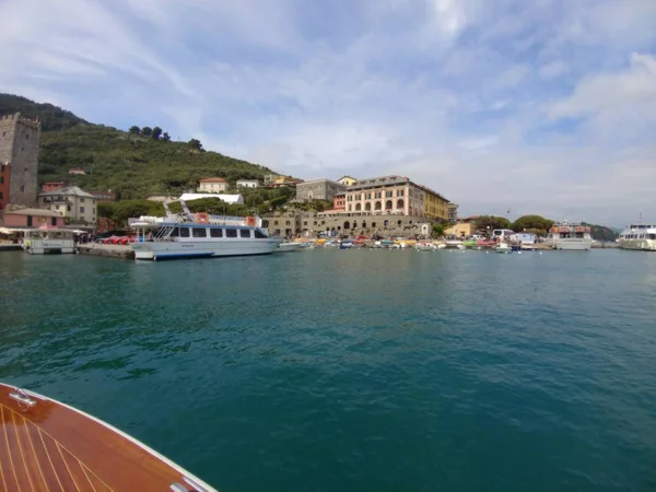Boot naar porto venere land navigatie in zonnige dag — Stockfoto