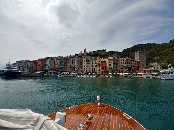 Boot naar porto venere land navigatie in zonnige dag — Stockfoto