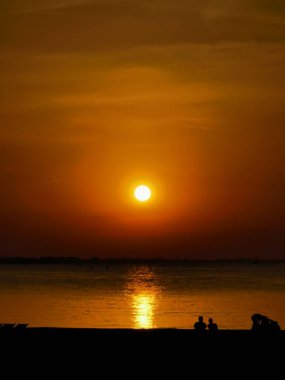 riccione rimini 'de gün batımı siluet içinde insanlar