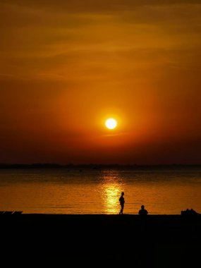 riccione rimini 'de gün batımı siluet içinde insanlar