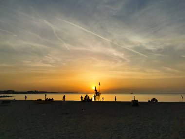 riccione rimini 'de gün batımı siluet içinde insanlar
