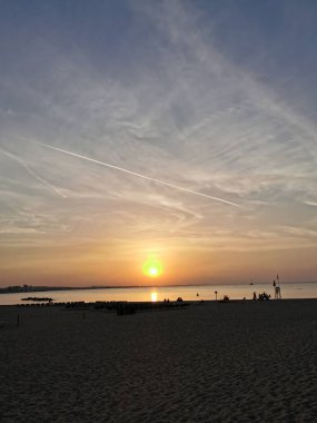 riccione rimini 'de gün batımı siluet içinde insanlar