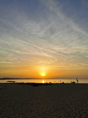 riccione rimini 'de gün batımı siluet içinde insanlar