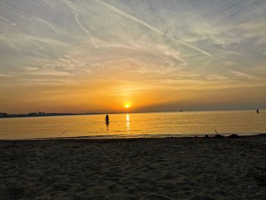 riccione rimini 'de gün batımı siluet içinde insanlar