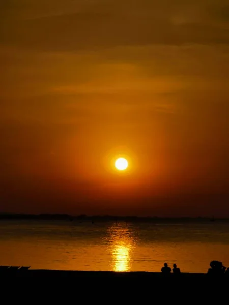 Sonnenuntergang am Strand in riccione rimini mit Menschen in der Silhouette — Stockfoto