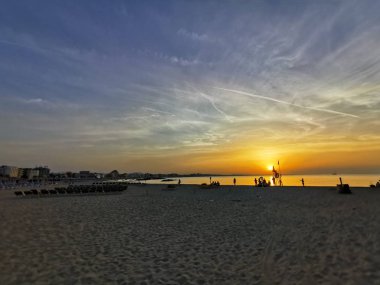 riccione rimini 'de gün batımı siluet içinde insanlar