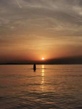 riccione rimini 'de gün batımı siluet içinde insanlar