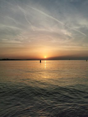 riccione rimini 'de gün batımı siluet içinde insanlar