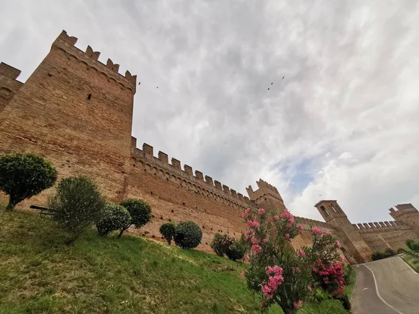 Väggar av gradara katolska slottet rimini tas från utsidan — Stockfoto