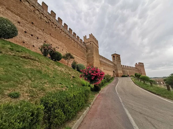 Mura del castello cattolico gradara rimini prese dall'esterno — Foto Stock