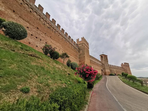 Mura del castello cattolico gradara rimini prese dall'esterno — Foto Stock