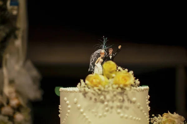 Schöne Frucht-Hochzeitstorte mit Statue des Brautpaares — Stockfoto