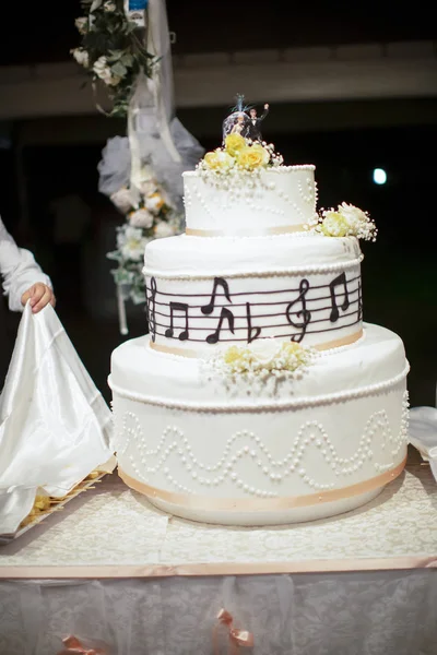 beautiful fruit wedding cake with statue of the bride and groom