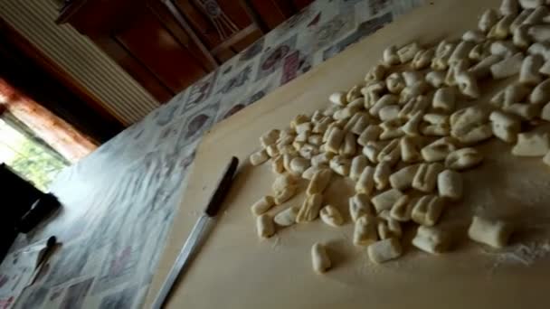 Zelfgemaakte Aardappel Gnocchi Een Snijplank Met Bloem — Stockvideo