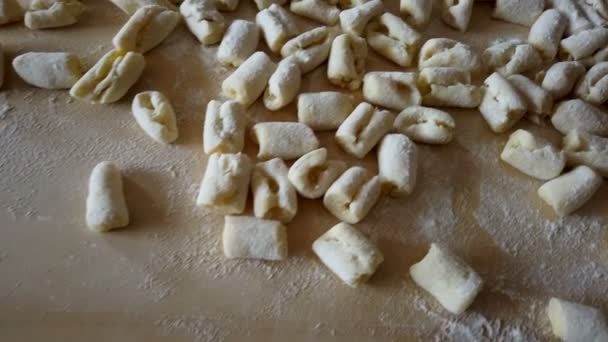 土豆条 切菜板上有面粉 — 图库视频影像