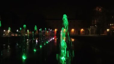 Reggio Emilia Meydanı. Parlak yeşil, kırmızı ve beyaz. İtalyan bayrağı çeşmesi.