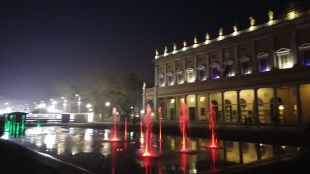 Plaza Reggio Emilia Con Fuente Tricolor Color Verde Brillante Rojo — Vídeo de stock