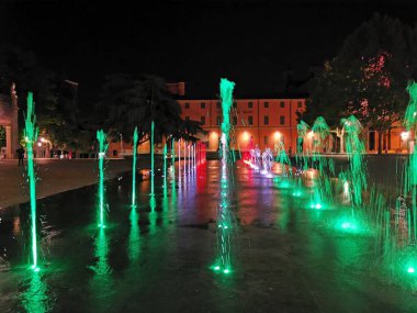 Reggio Emilia tiyatro vadilerinin önündeki zafer meydanında üç renk çeşmesi