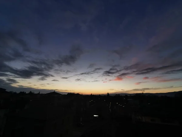 Bibbiano regjo emilia красивий панорамний схід сонця над містом — стокове фото